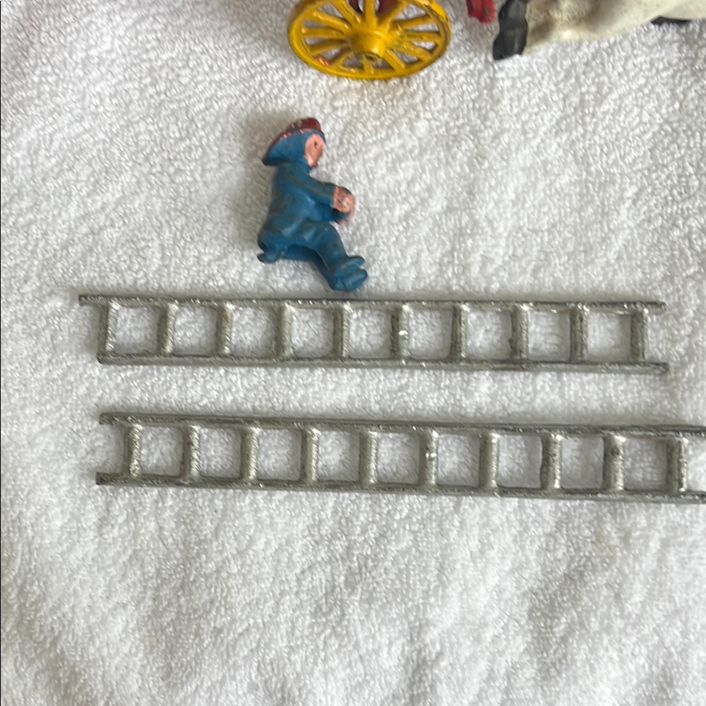 Vintage Fire Truck Toy with Horses cast iron - Picture 2 of 6